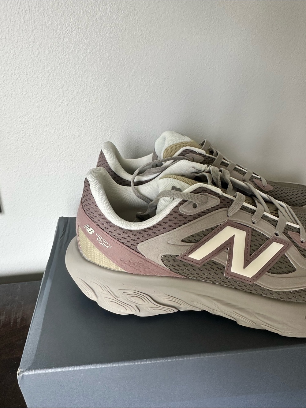New Balance Unisex Fresh Foam X Running UTRNAC Beige Neutral Women’s size 9 - Picture 2 of 6